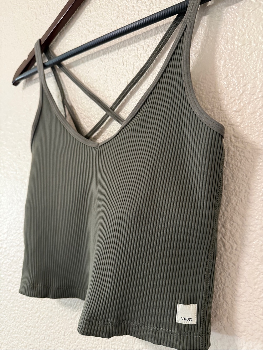 NWOT Vuori Rib Crop Tank Summer Crossback Strappy Athleisure Training M Green - Picture 3 of 6